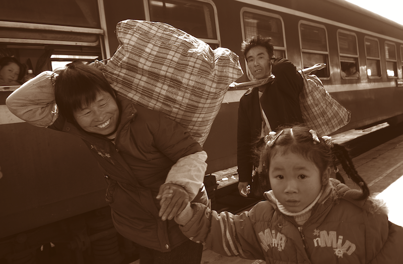 2007年2月3日：农历腊月十六，湖南省长沙火车站，旅客匆匆赶车中，期盼回家过年的喜悦心情可见一斑。郭立亮／摄