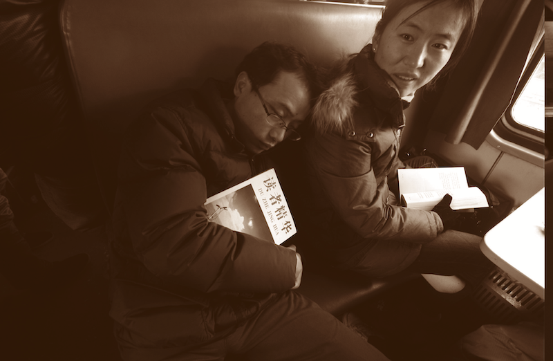 2011年1月26日：和如今人手一部手机相比，十几年前，书是旅途中最好的伴侣。陈昂／摄